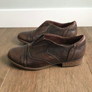 EUC Earth Blythe Almond Slip On Brown Leather Loafers Shoes - Women's Size 9B